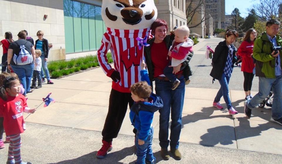 Snežana sa sinom Stefanom i Bucky-jem, maskotom univerziteta. Foto privatna arhiva