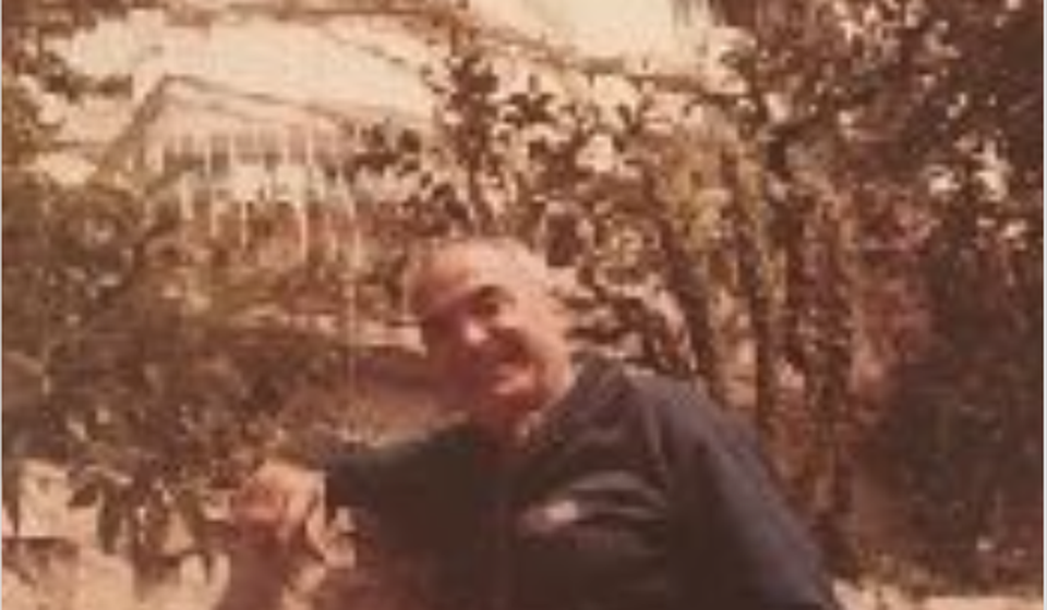 Dragan Sotirović ispred svoje kuće u Švajcarskoj. Foto arhiva B. Dimića