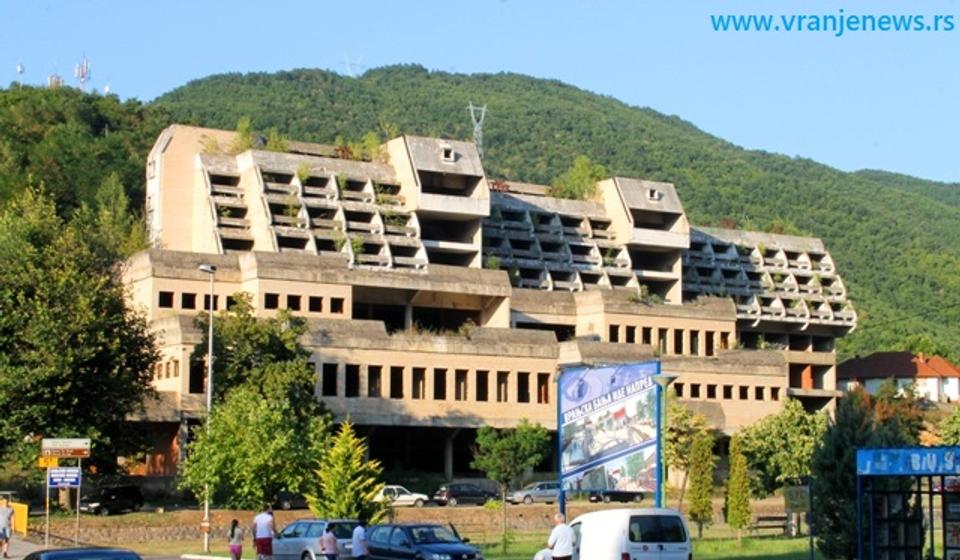 Skadar na Banjštici dobja novog vlasnika, ali će sadašnja zgrada biti srušena. Foto VranjeNews