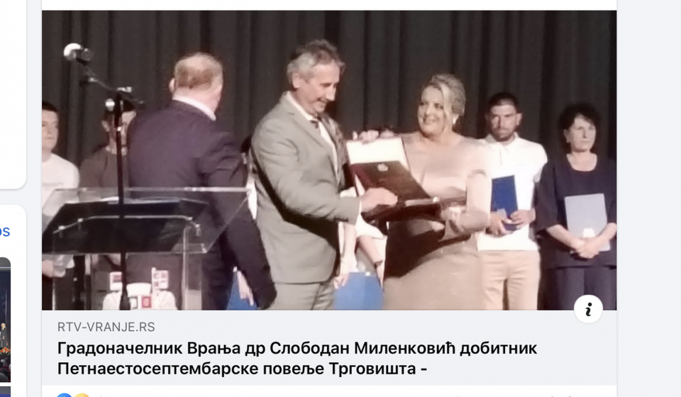 Mr dr sci. spec. prim Slobodans The Kid VićMilenko alias Doktor Svih Nauka prima gramatu od čelnika nekada najsiromašnije, a danas izgleda dobrostojeće općine u Srbiji. Foto Fejsbuk (zvanična stranica RTV doo)