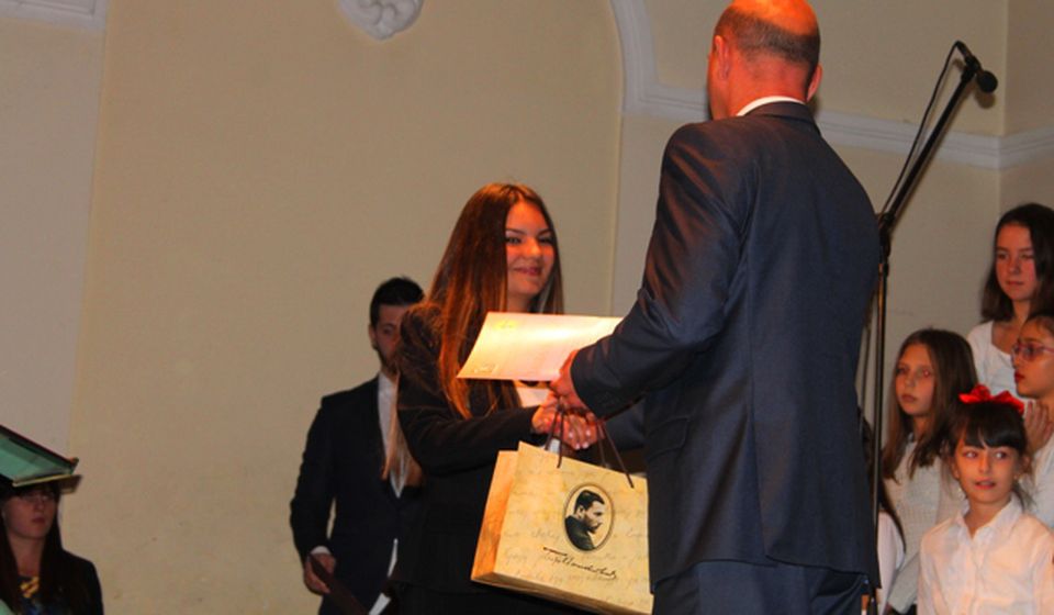 Dobitnica prve nagrade na nagradnom litararnom konkursu: gimnazijalka Ana Kafedžiska. Foto VranjeNews