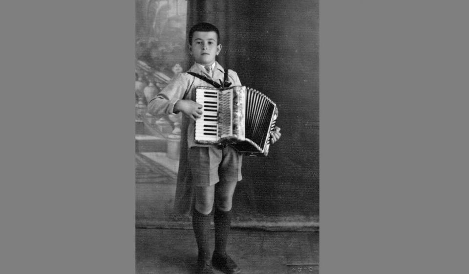 Sa prvom harmonikom 1958. godine. Foto WMAS (Izvor Slobodan Jovanović Cobi)