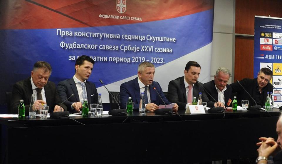 Tončev (levo) sa vrhom saveza. Foto FSS