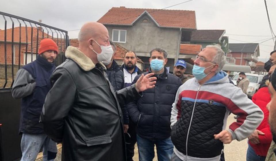 Zoran Stanković sa meštanima opštine Bujanovac koji su pretrpeli štetu od poplava. Foto Koordinaciono telo