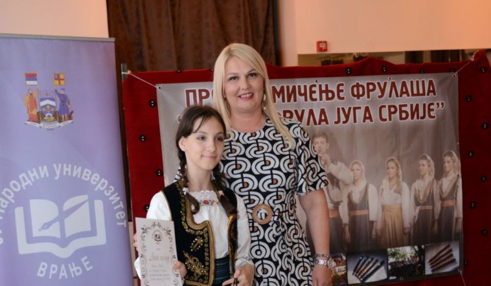 Gordana Dimitrijević sa Anikom Nikić (pobednicom u kategoriji 12 - 16 godina). Foto 