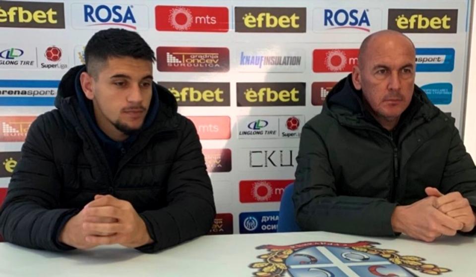 Fudbaler Bogdan Stamenković (levo) i trener Radnika Dušan Đorđević pred novinarima. Foto D. Mirčev