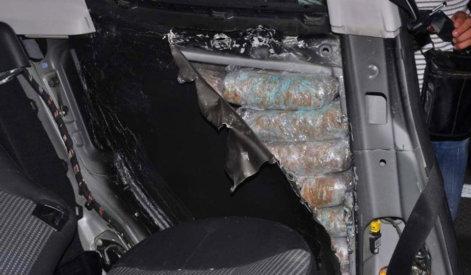 Droga bila u posebno izrađenim bunkerima iznad zadnjih točkova automobila. Foto Uprava carina