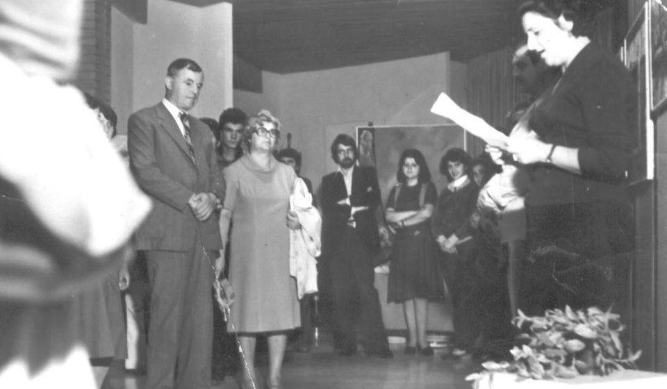Smilja Stanojković, predstavnica univerziteta, otvara izložbu radova učesnika Likovne kolonije 1977. godine. Foto NU
