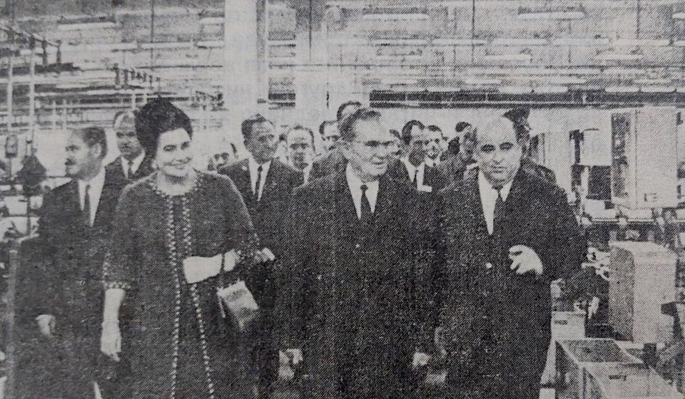Tito u Pamučnom kombinatu 1968. godine. Foto iz knjige Vranje (1975) Miodraga Mileta Pešića