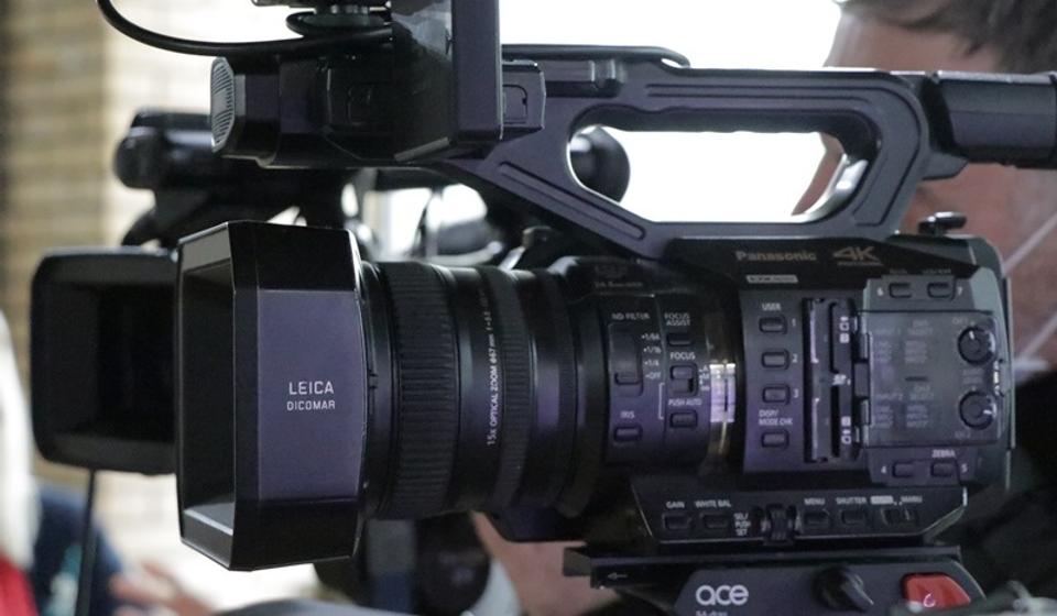 Pumpanje lične sujete: nema veze što niko ne gleda, političari vole kamere. Foto ilustracija Vranje news