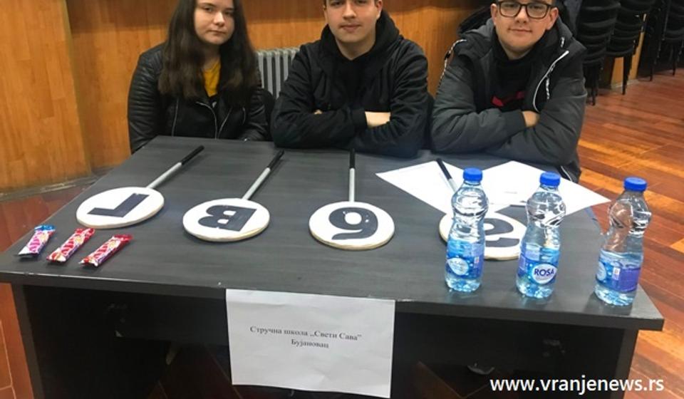 SŠ Sveti Sava, pobednici ovogodišnjeg Eko-kviza. Foto VranjeNews