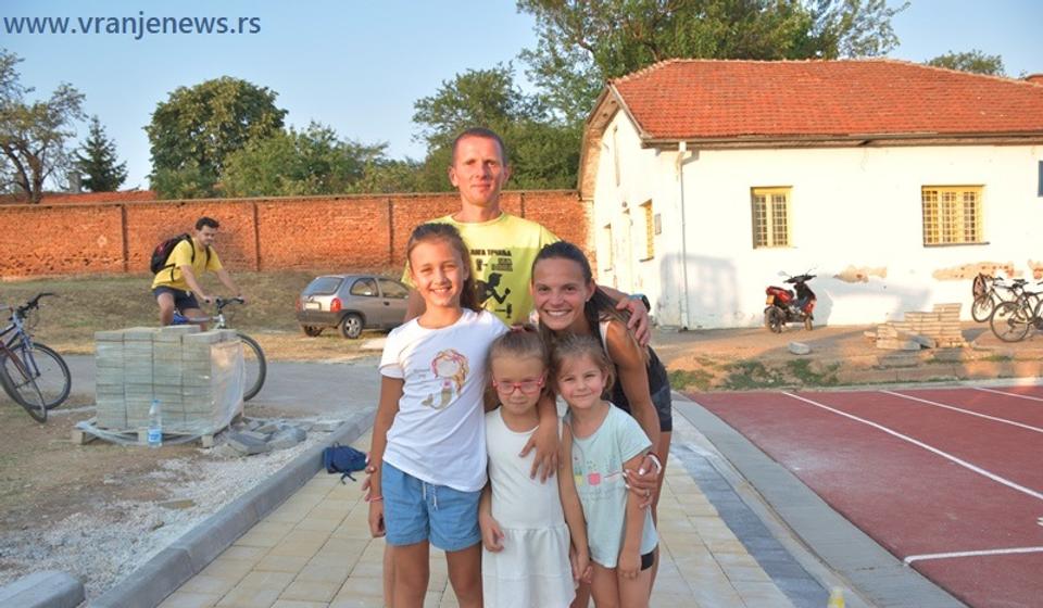 Bilo je na kraju vremena da se Kristijan i njegova supruga Aleksandra slikaju sa učesnicima javnog časa. Foto Vranje News