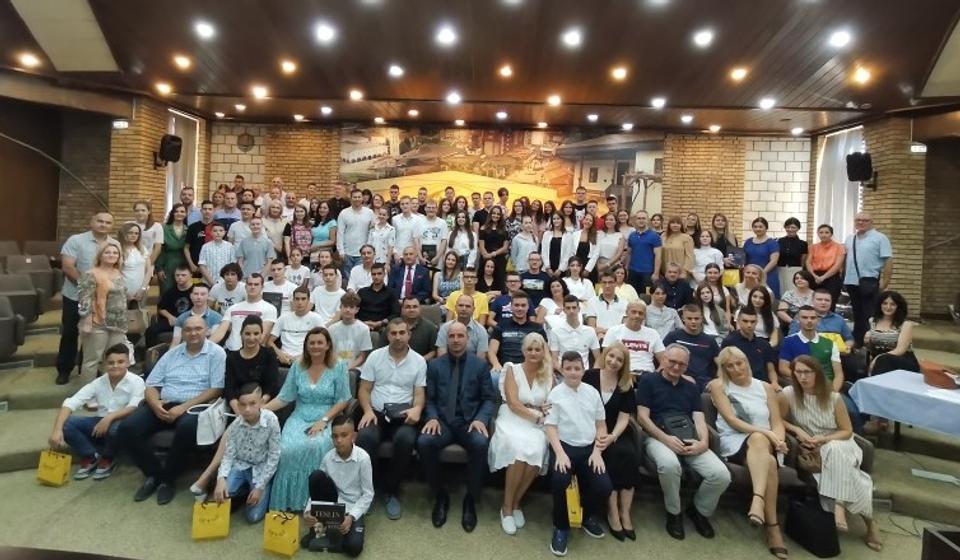 Lane nagrađeni učenici. Foto ilustracija vranje.org.rs