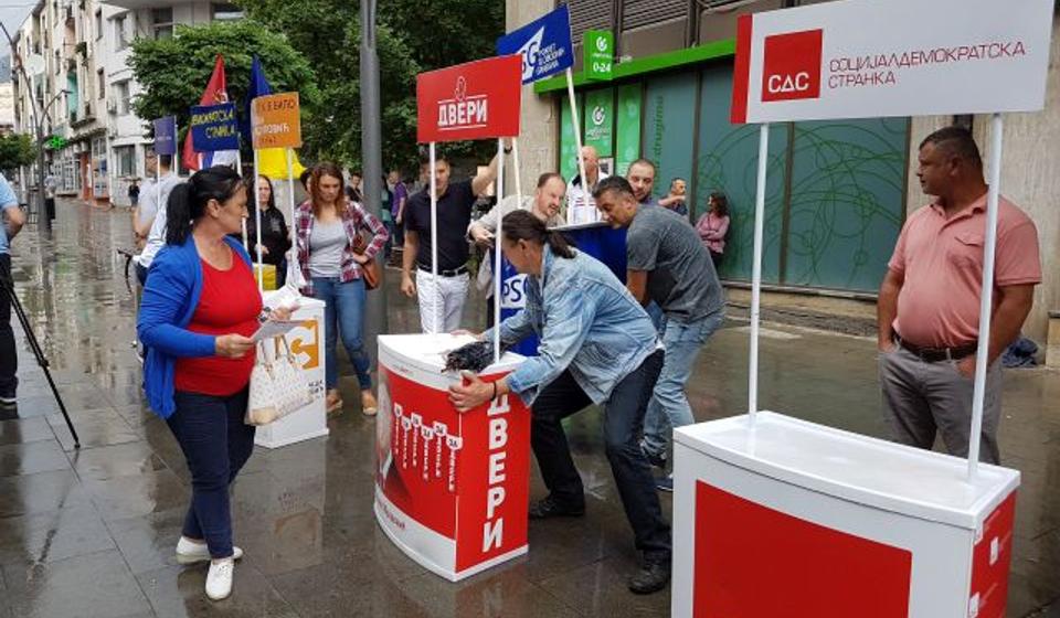 Kiša omela opoziciju u skupljanju potpisa za smenu vlasti. Foto VranjeNews
