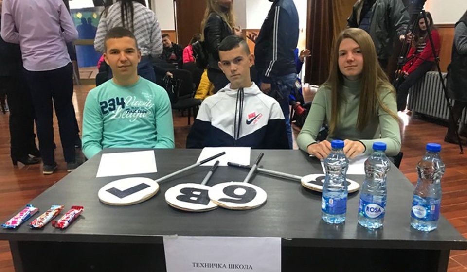 Ekipa drugoplasirane Tehničke škole. Foto Vranjenews