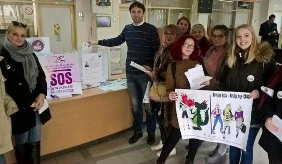 Aktivistkinje SOS telefona sa gradskim većnikom za budžet Bojanom Kostićem. Foto privatna arhiva