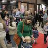 Veliki broj najmlađih ljubitelja pozorišta na otvaranju festivala. Foto Vranje News