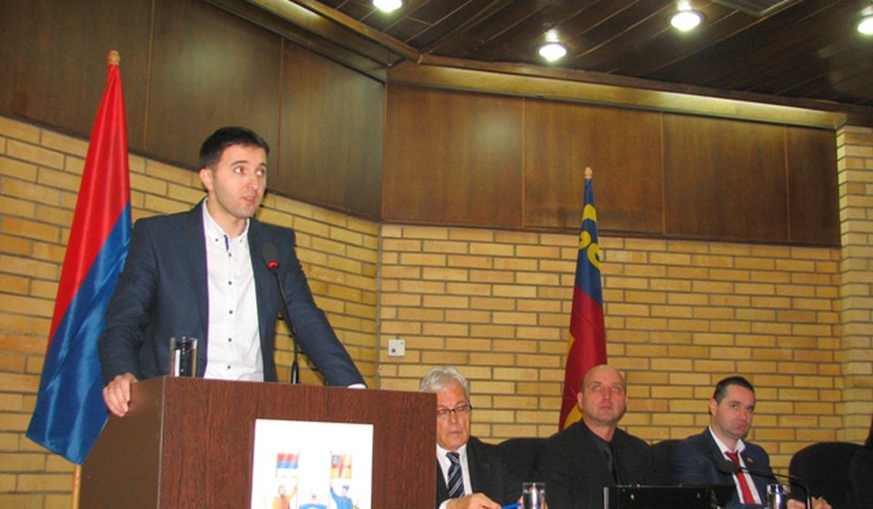 Većnik Bojan Kostić za skupštinskom govornicom. Foto VranjeNews
