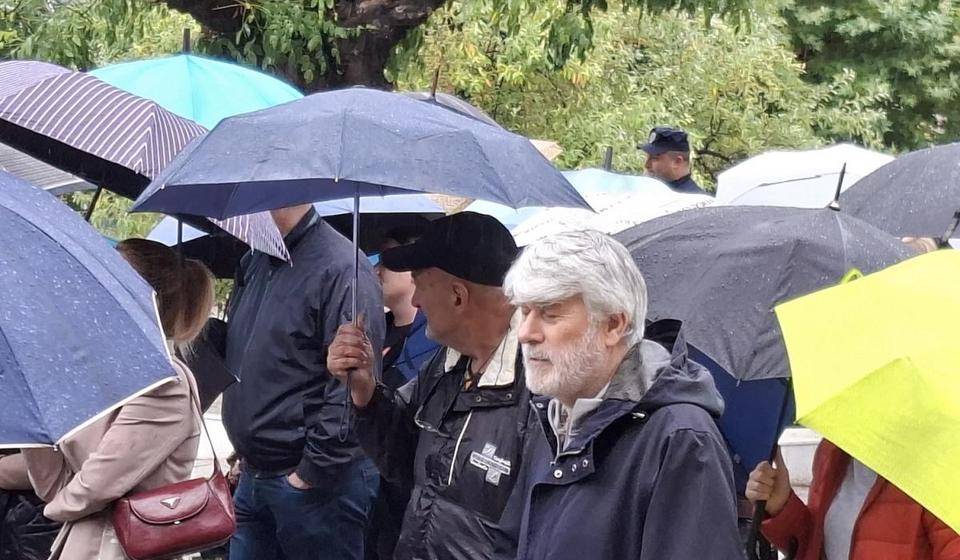 Zuja Veličković u šetnji sa vranjskim naprednjacima na jednom od 