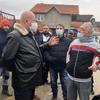 Zoran Stanković sa meštanima opštine Bujanovac koji su pretrpeli štetu od poplava. Foto Koordinaciono telo