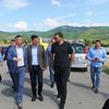 Sa Vladom Mandićem (čija je firma bila izvođač) u Industrijskoj zoni, na  početku radova na izgradnji pristupne saobraćajnice. Foto Vranje news