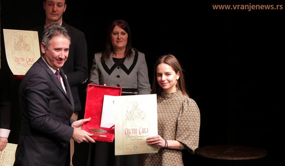 Tijani Stanojković, studentkinji Medicinskog fakulteta VMA, uručena nagrada za najboljeg akademca Vranja. Foto Vranje News