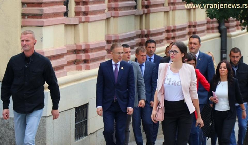 Ministar Stefanović pristiže u posetu Policijskoj upravi. Foto VranjeNews