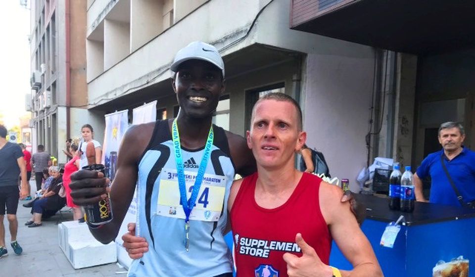 Kristijan Stošić trijumfovao na Vranjskom polumaratonu ispred Kenijca Stenlija Kipruta. Foto VranjeNews