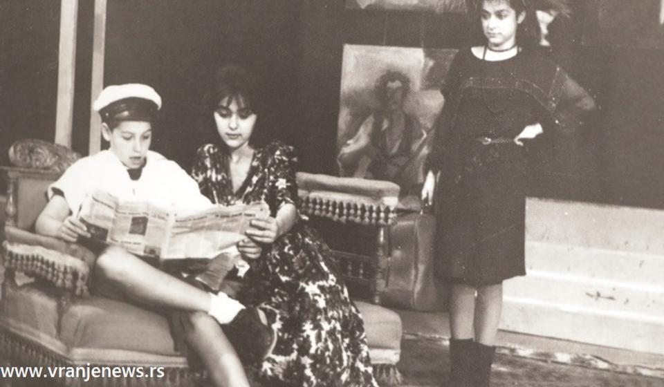 Ana i Jug Radivojević kao deca na daskama vranjskog teatra. Foto ilustracija Vranje News
