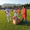 Detalj sa utakmice Radnički - Hajduk Kula u kojoj su nastupili i veterani: Dejan Osmanović, legenda oba kluba, pozdravlja se sa gostima iz Kule. Foto FK Radnički
