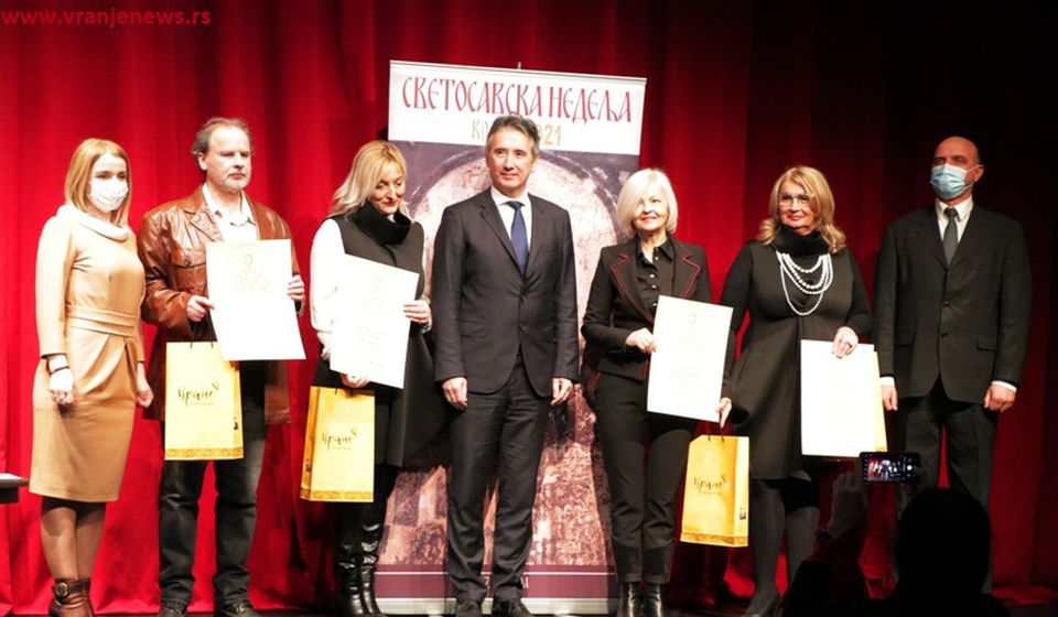 Dejanović na uručenju Svetosavskih priznanja sa predstavnicima nagrađenih obrazovnih institucija i ljudima iz rukovodstva grada. Foto Vranje News