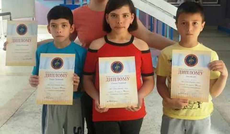 Nagrađeni učenici sa svojom profesorkom. Foto Fejsbuk 