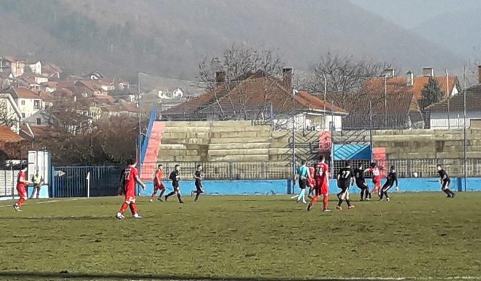 Nedeljna utakmica u Surdulici igra se po veoma teškom terenu. Foto VranjeNews