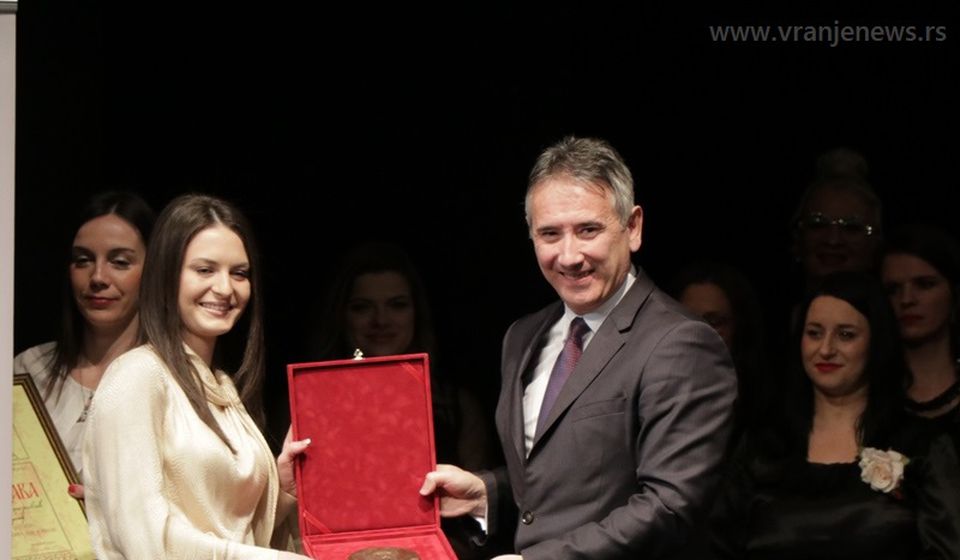 Vranjanka Aleksandra Stojković, studentkinja medicine u Nišu, dobila je nagradu kao najbolji akademac. Foto Vranje News