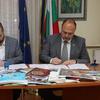 Darko Anačkov i Dimitar Canev potpisuju ugovor o projektu. Foto Vranje News