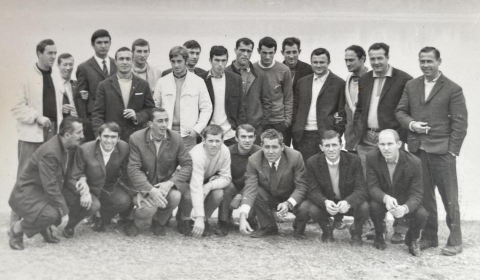 Posle Ace Fisa trener Dinama bio je Branko Džuljbas (prvi s desna). Foto arhiva T.R.S.